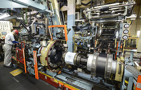 手作業に頼る部分が多い従来の成型機