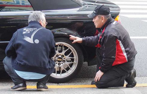 常連客に説明をする内海社長