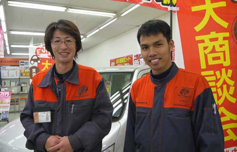 平山裕隆フロアリーダー(左)と、フィリピン出身のジョン・キングさん