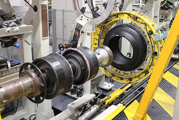 試作タイヤの成型機